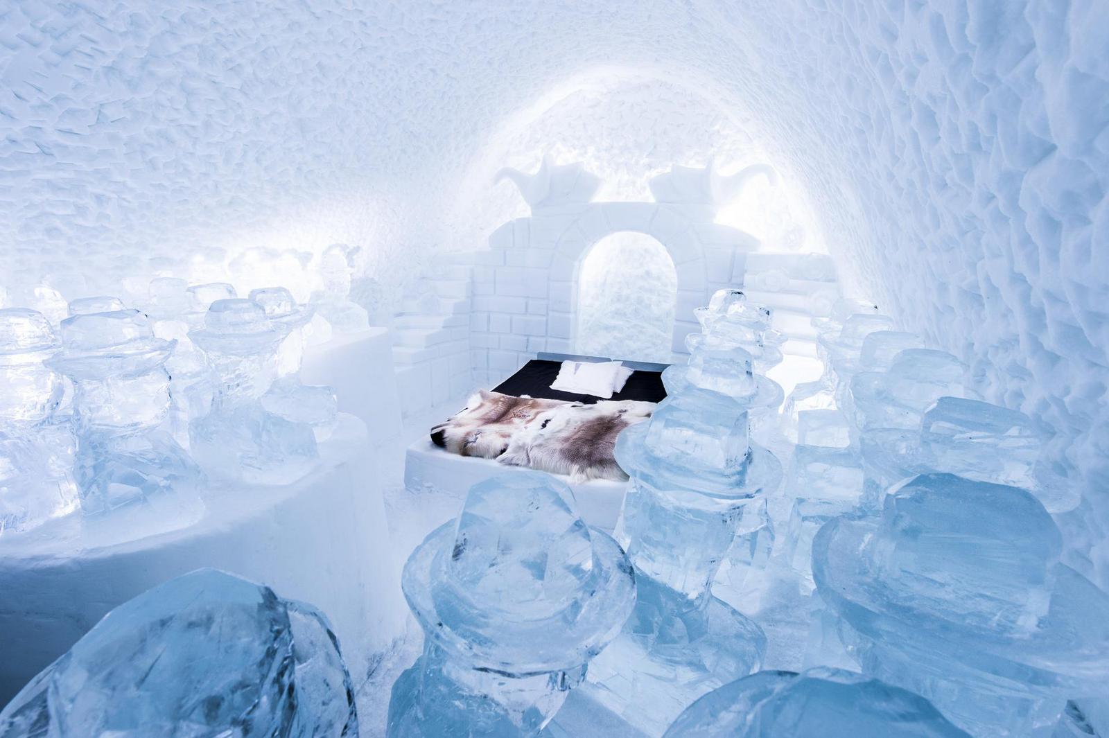 "Momos" bedroom suite with ice sculptures.