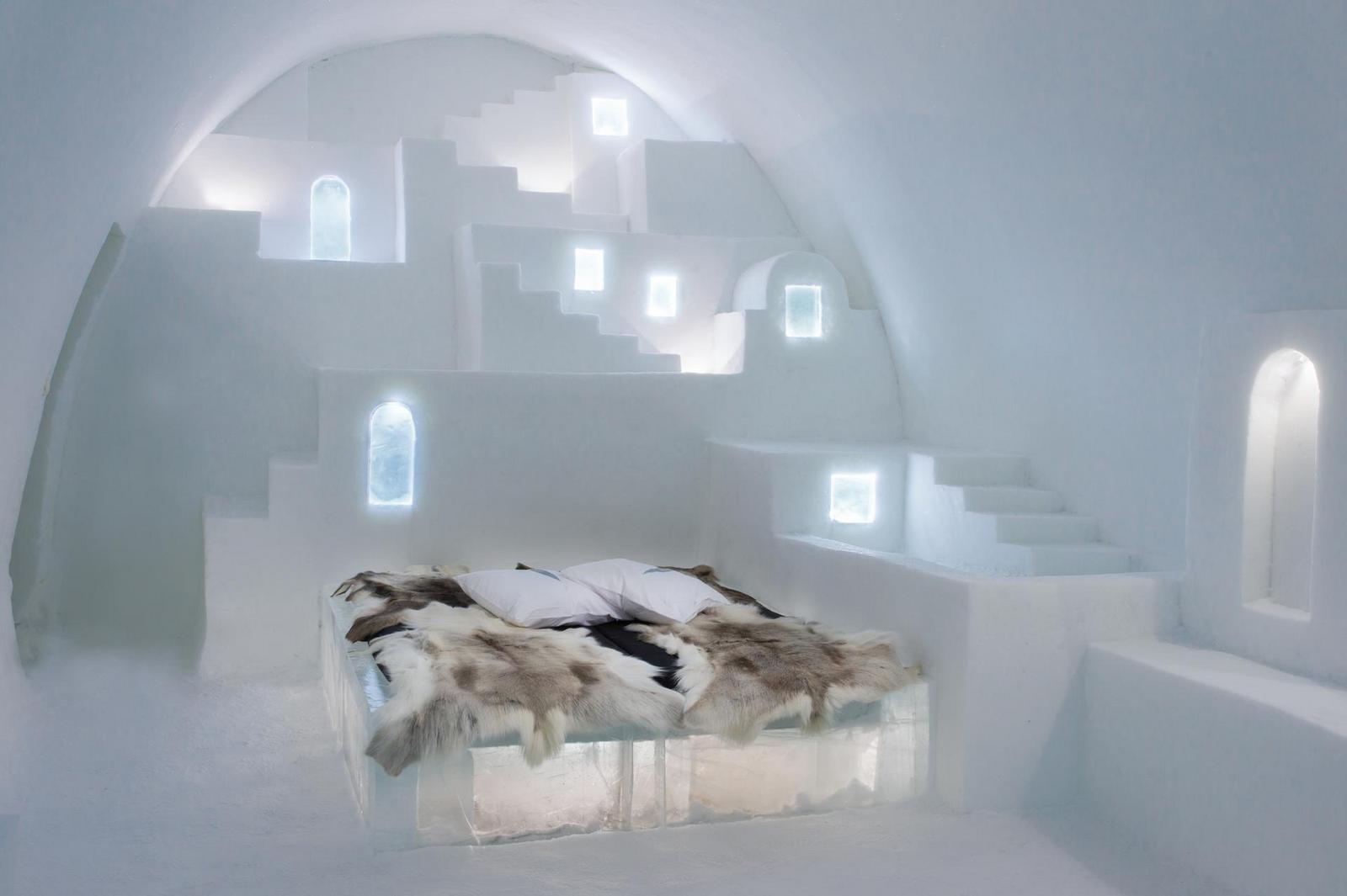 "White Santorini" art suite