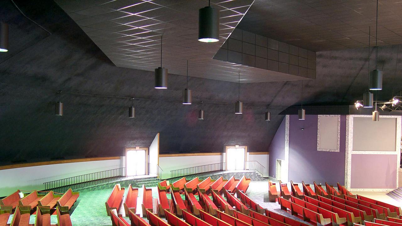 Lights, acoustic ceiling, and ducts all hang directly from the dome.