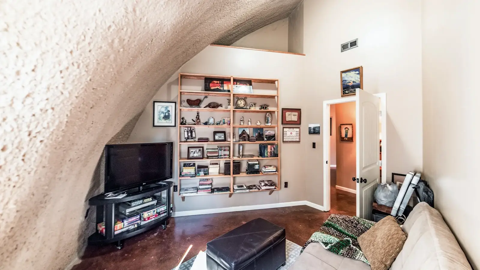 A sitting room with TV.