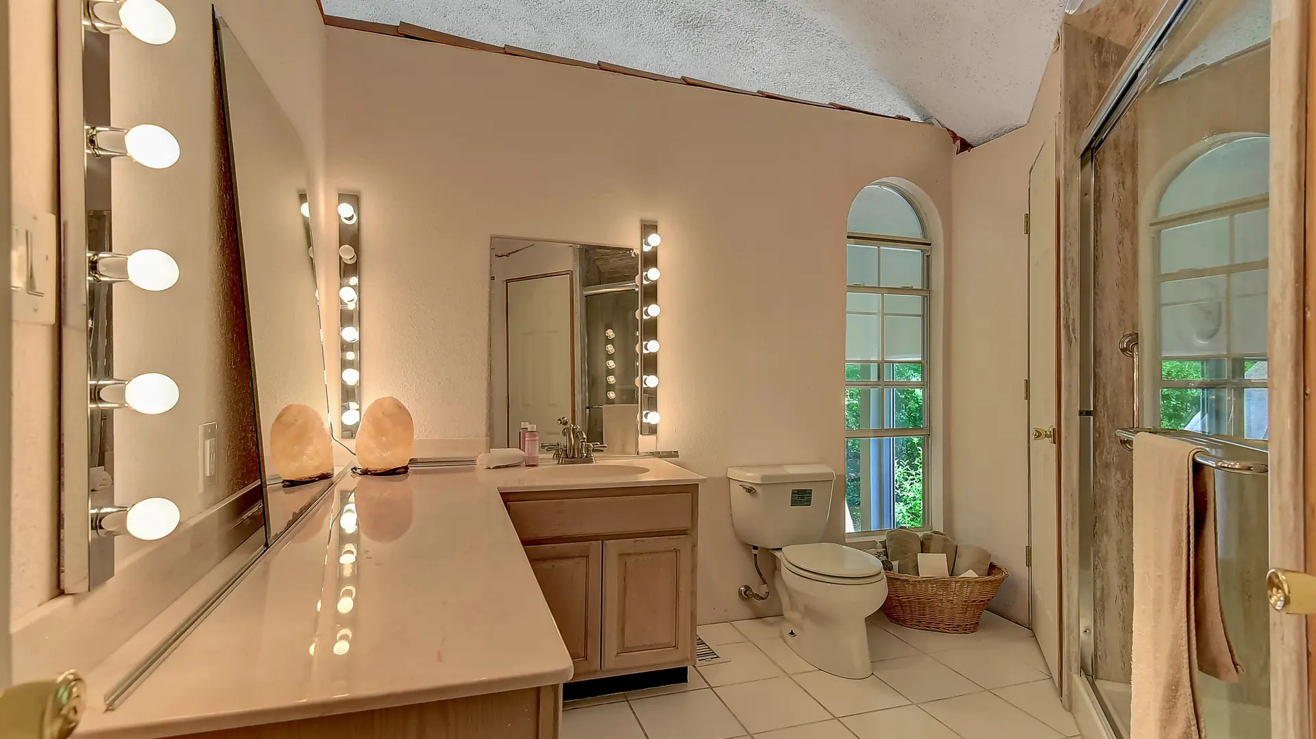 Well lit main bathroom.