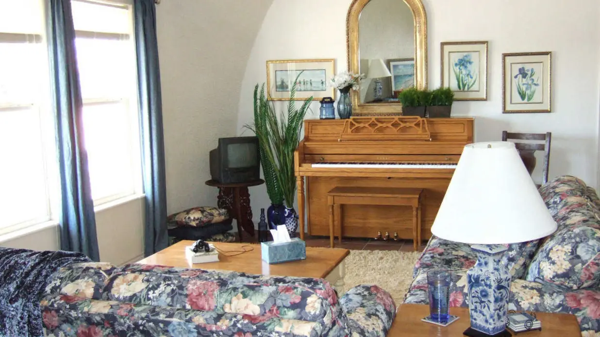 Due Sorelle Living Room.