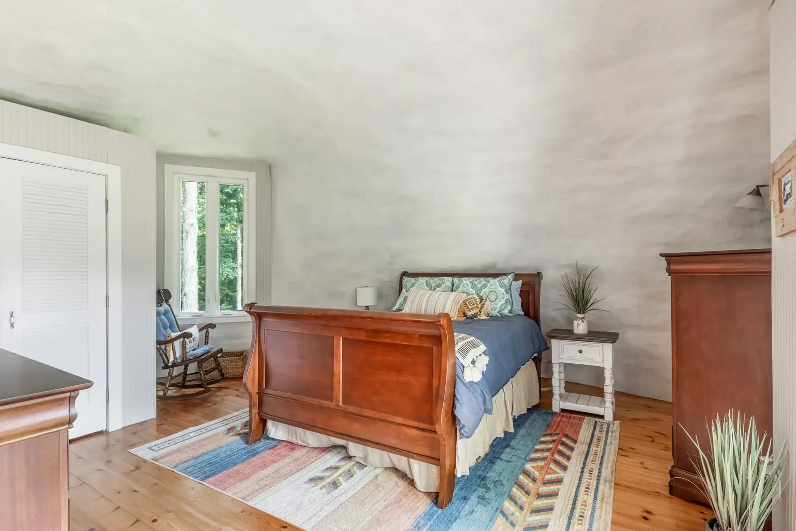 Title: Guest Suite with Sleigh Bed.