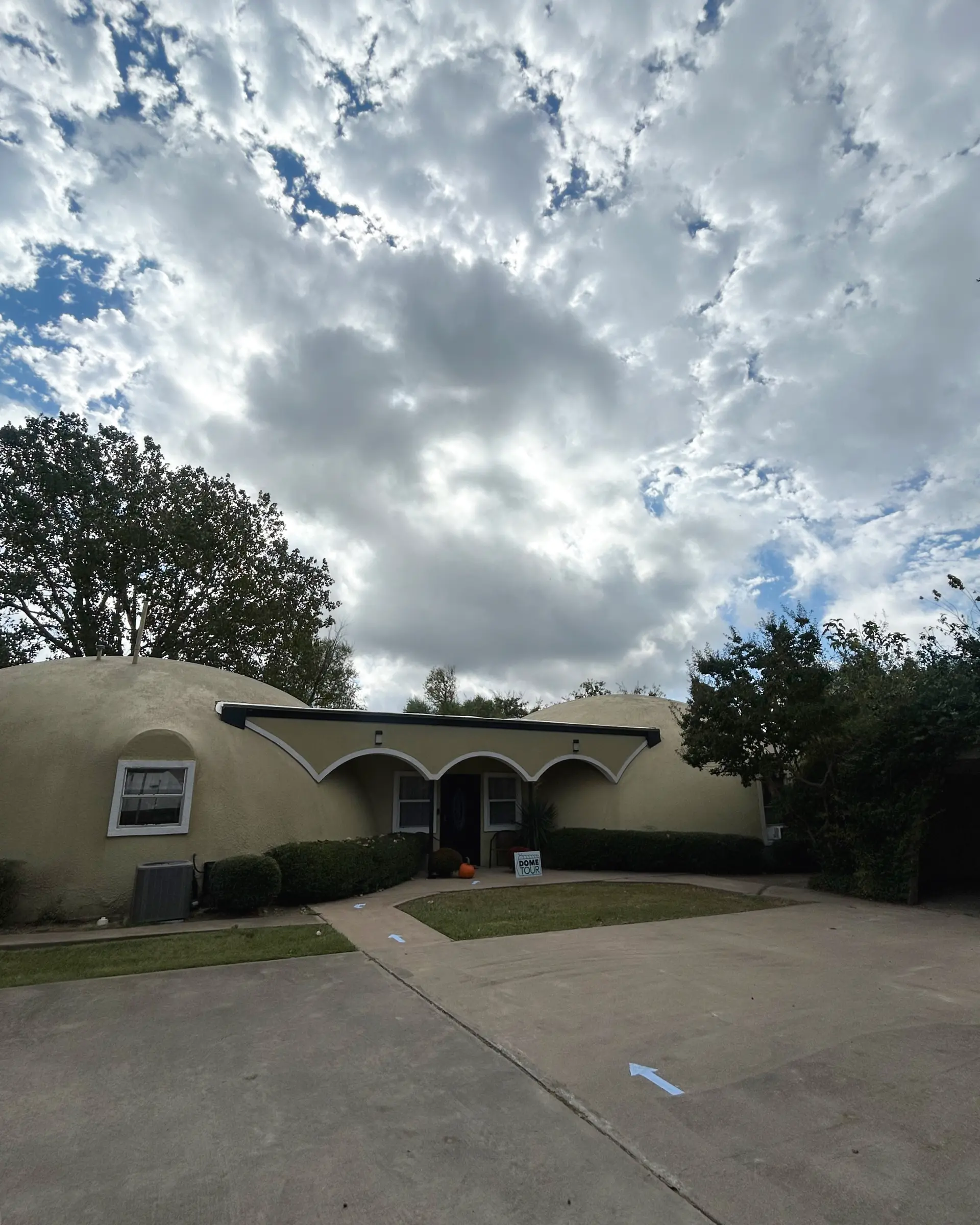 Charca Casa’s arched entryway.